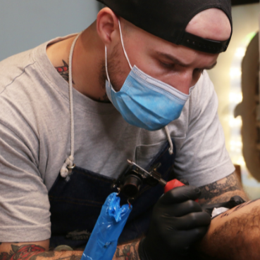 Artiste tatoueur Jo Lehmann de Nuevo Mundo, studio de tatouage japonais à Strasbourg 👹