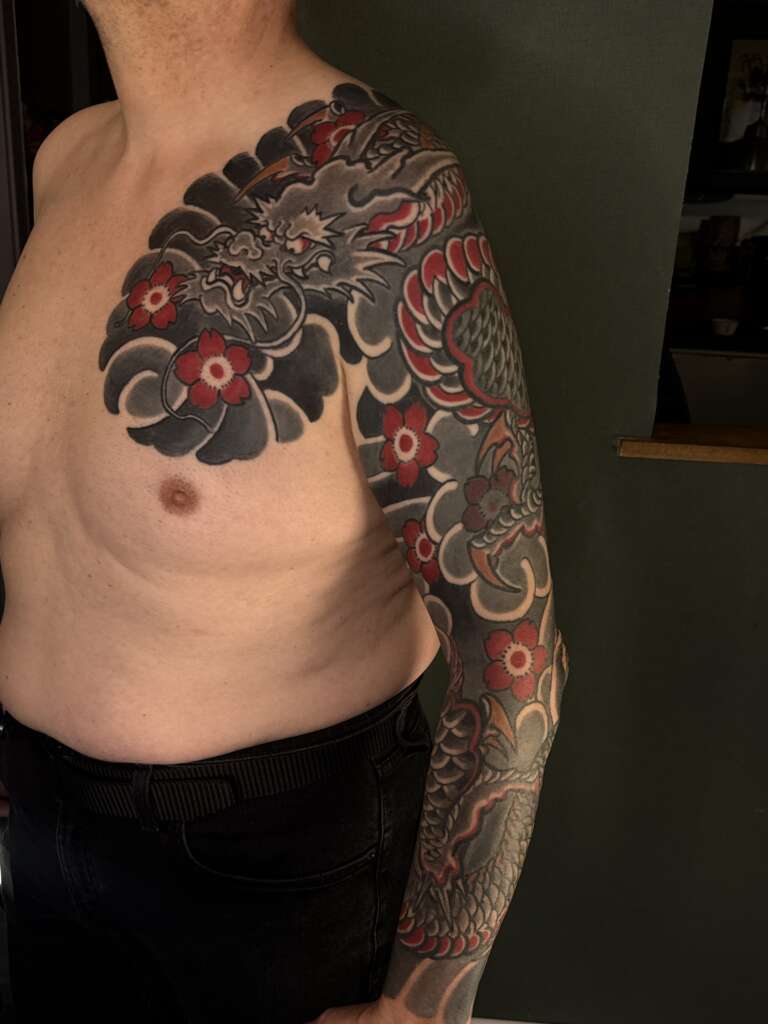 tatouage manchette d'un dragon japonais de style irezumi traditionnel, réalisé en Alsace près de la frontière suisse